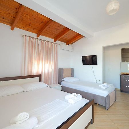 Guesthouse Blue Sky Ксамил Екстериор снимка