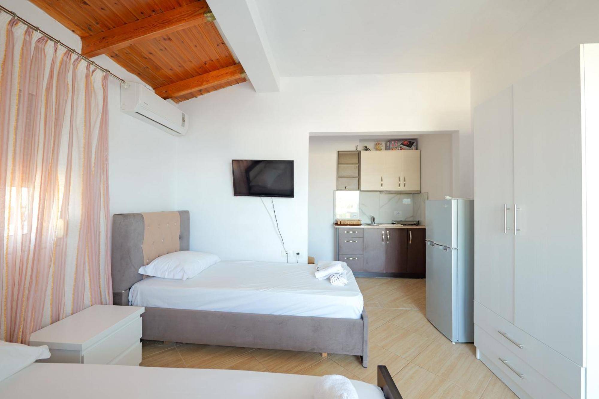 Guesthouse Blue Sky Ксамил Екстериор снимка
