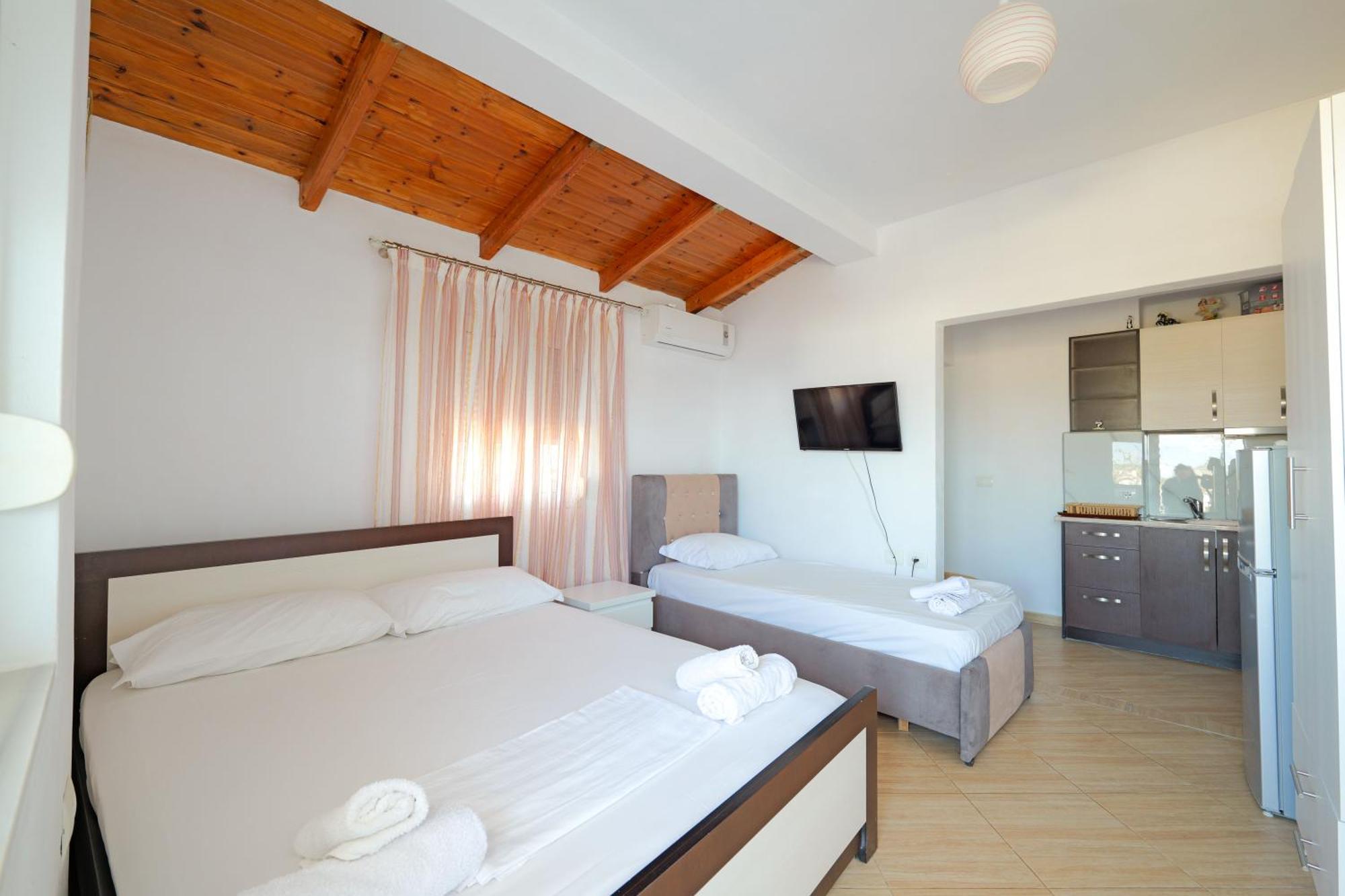 Guesthouse Blue Sky Ксамил Екстериор снимка