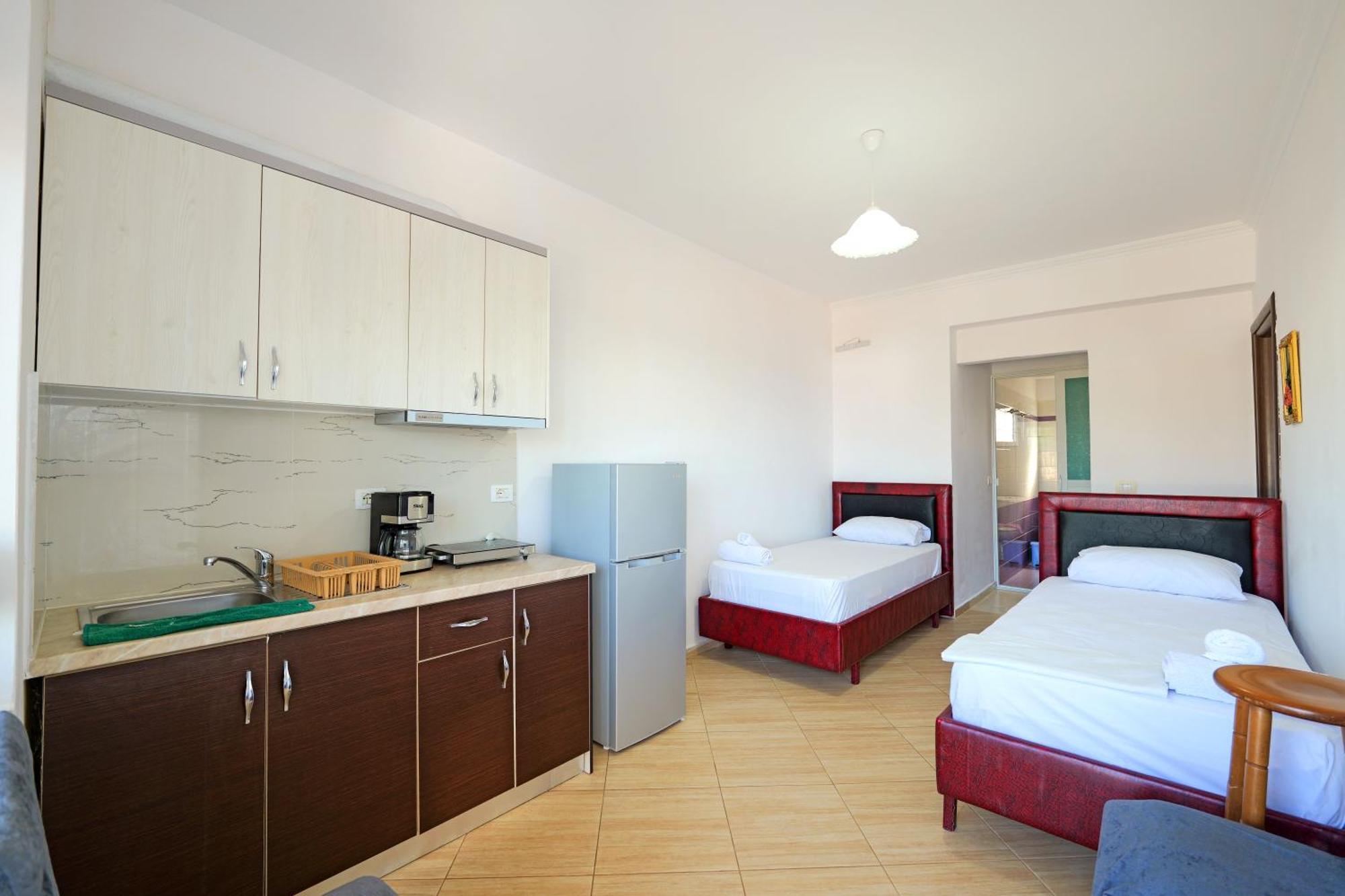 Guesthouse Blue Sky Ксамил Екстериор снимка
