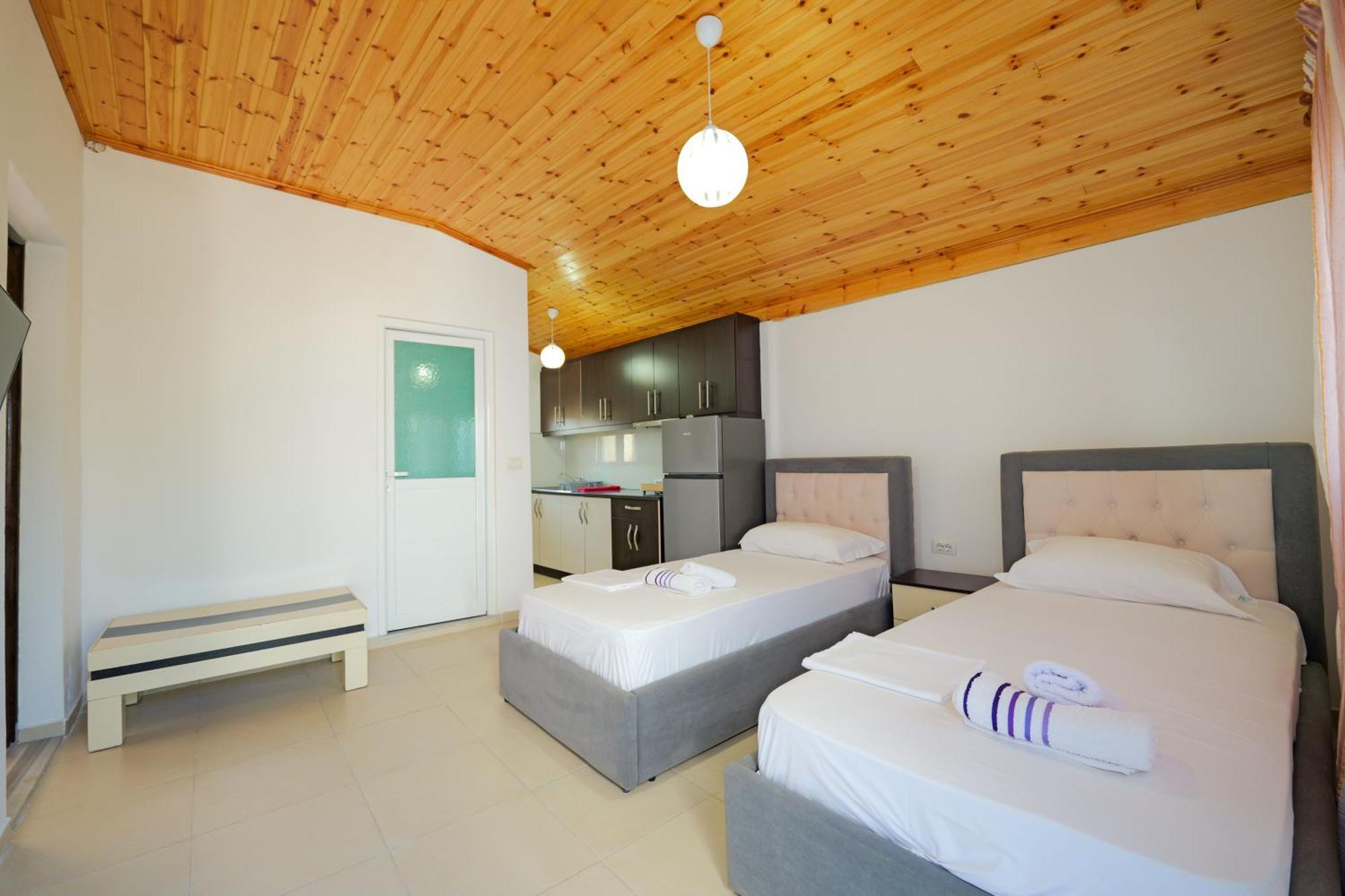 Guesthouse Blue Sky Ксамил Екстериор снимка