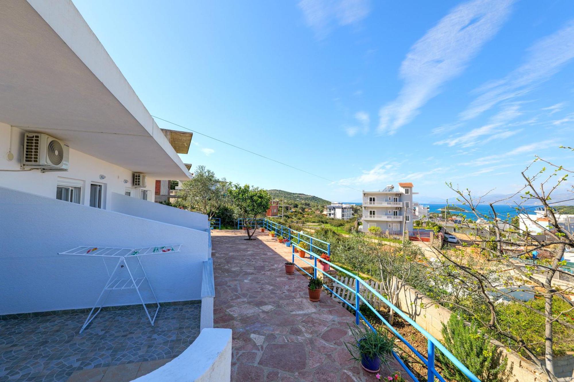 Guesthouse Blue Sky Ксамил Екстериор снимка