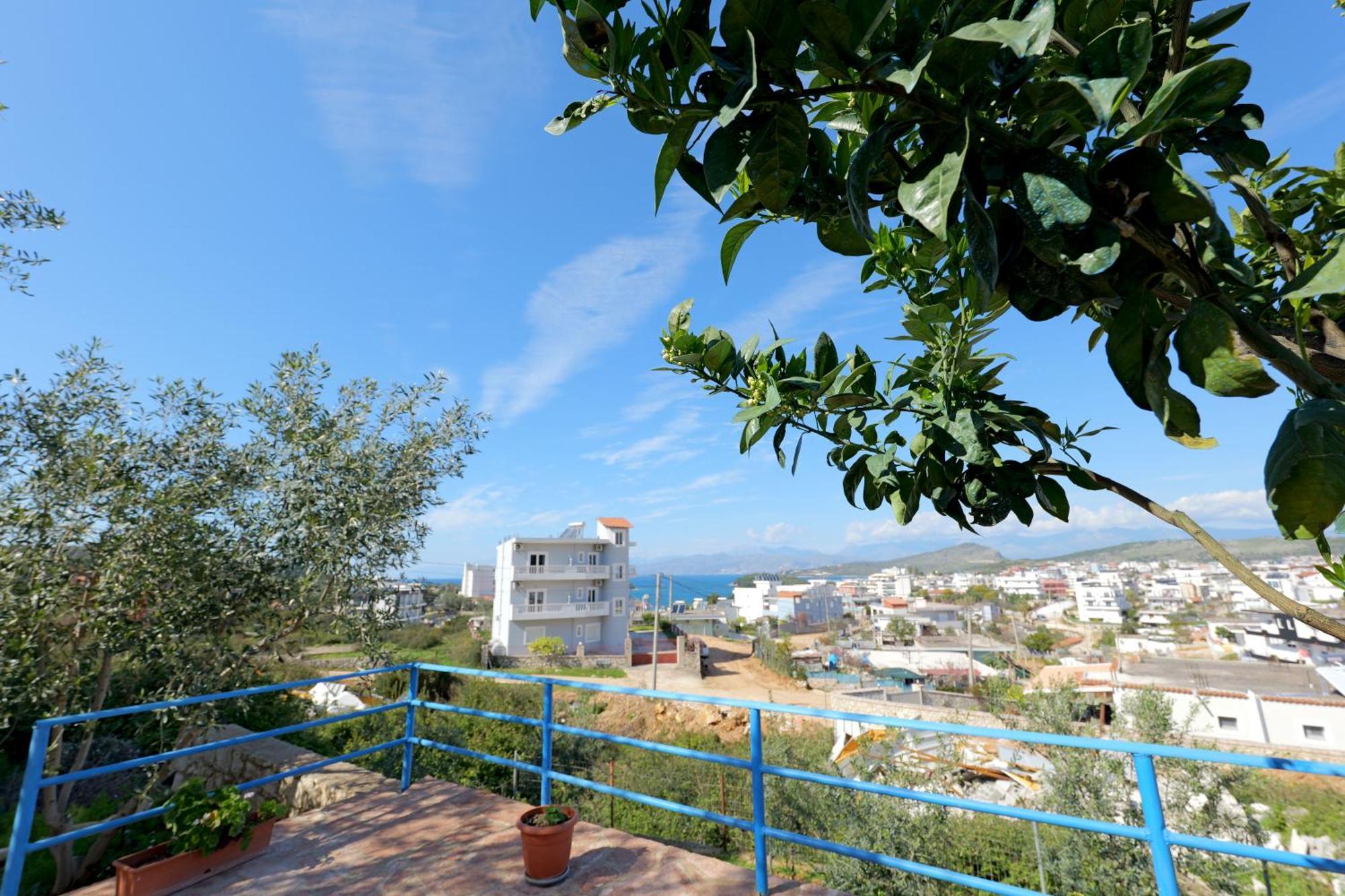 Guesthouse Blue Sky Ксамил Екстериор снимка