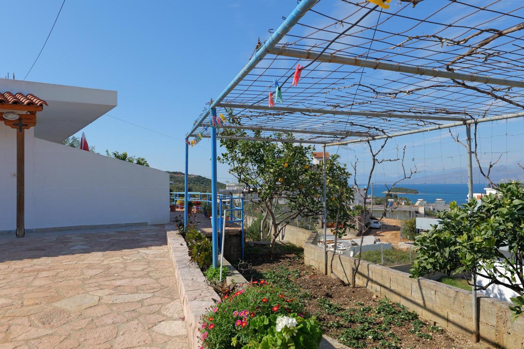 Guesthouse Blue Sky Ксамил Екстериор снимка